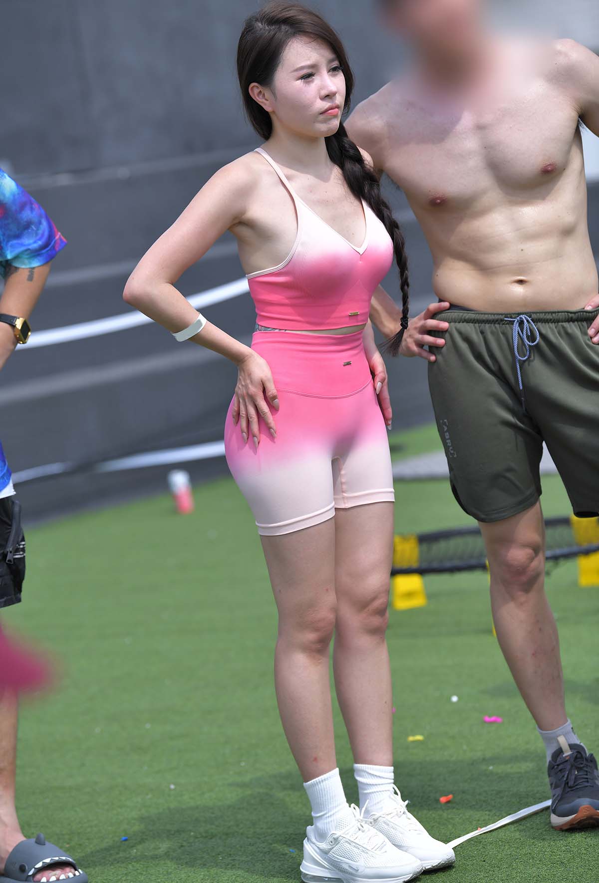 精选街拍作品 NO.5475 粉色紧身五分裤 街拍-第1张