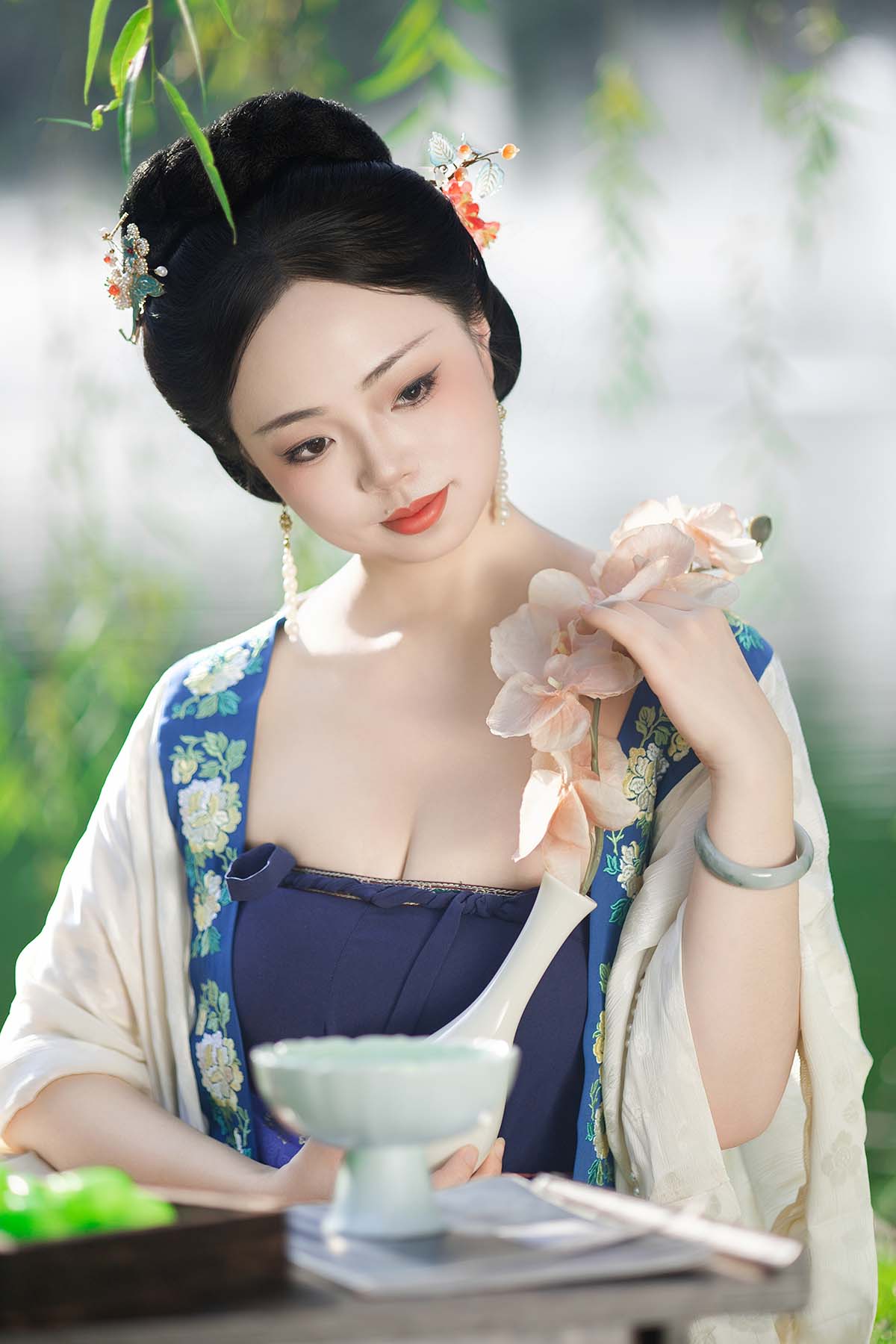 [YITUYU艺图语]2025.10.28 玉貌香腮天赋与，清姿不假铅华。 YITUYU艺图语-第1张