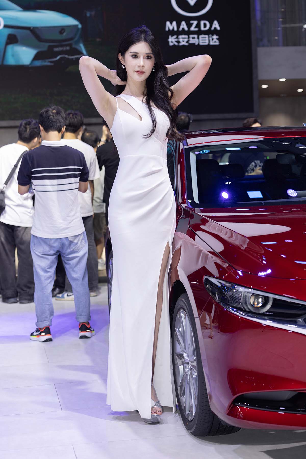 精选街拍作品 NO.5483 桑桑crow白色开叉长裙 街拍-第1张