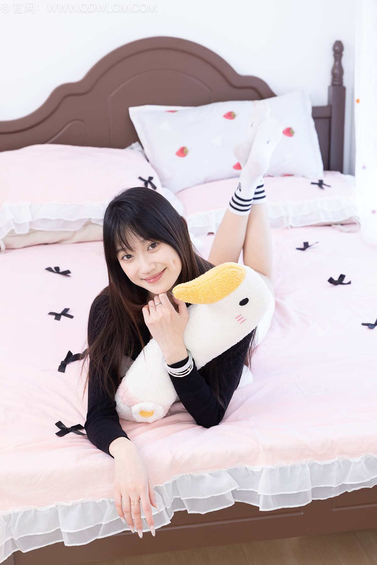 物恋传媒 NO.2663 山奈-帆布鞋、自然穿脏白棉袜、裸足 WLCM物恋传媒-第2张