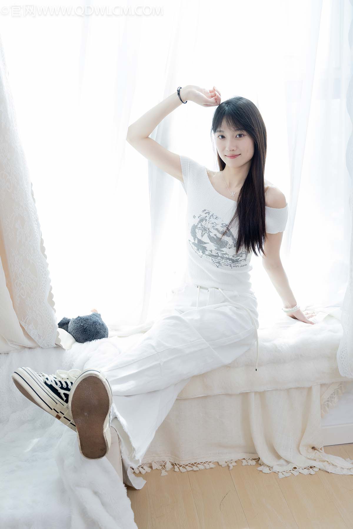 物恋传媒 NO.2670 山奈-帆布鞋、白棉袜、薄黑丝 WLCM物恋传媒-第1张