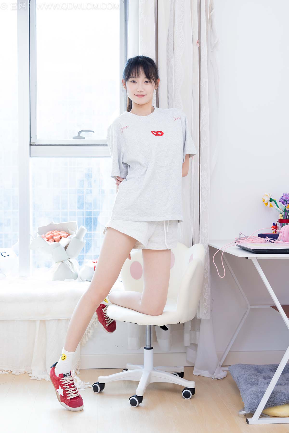 物恋传媒 NO.2680 山奈-帆布鞋、白棉袜、裸足 WLCM物恋传媒-第1张