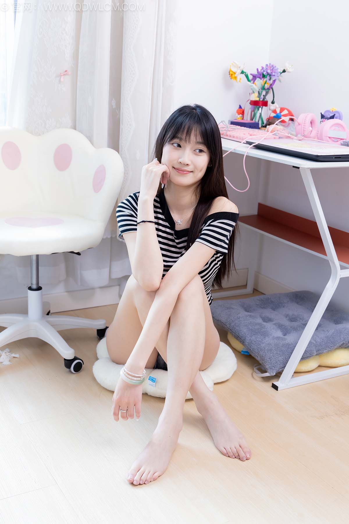 物恋传媒 NO.2687 山奈-帆布鞋、中筒白棉袜、裸足 WLCM物恋传媒-第2张