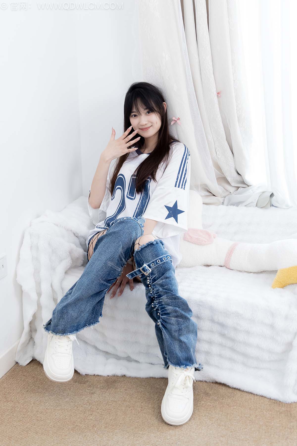 物恋传媒 NO.2694 山奈-板鞋、黑色网袜、分体牛仔裤 WLCM物恋传媒-第1张