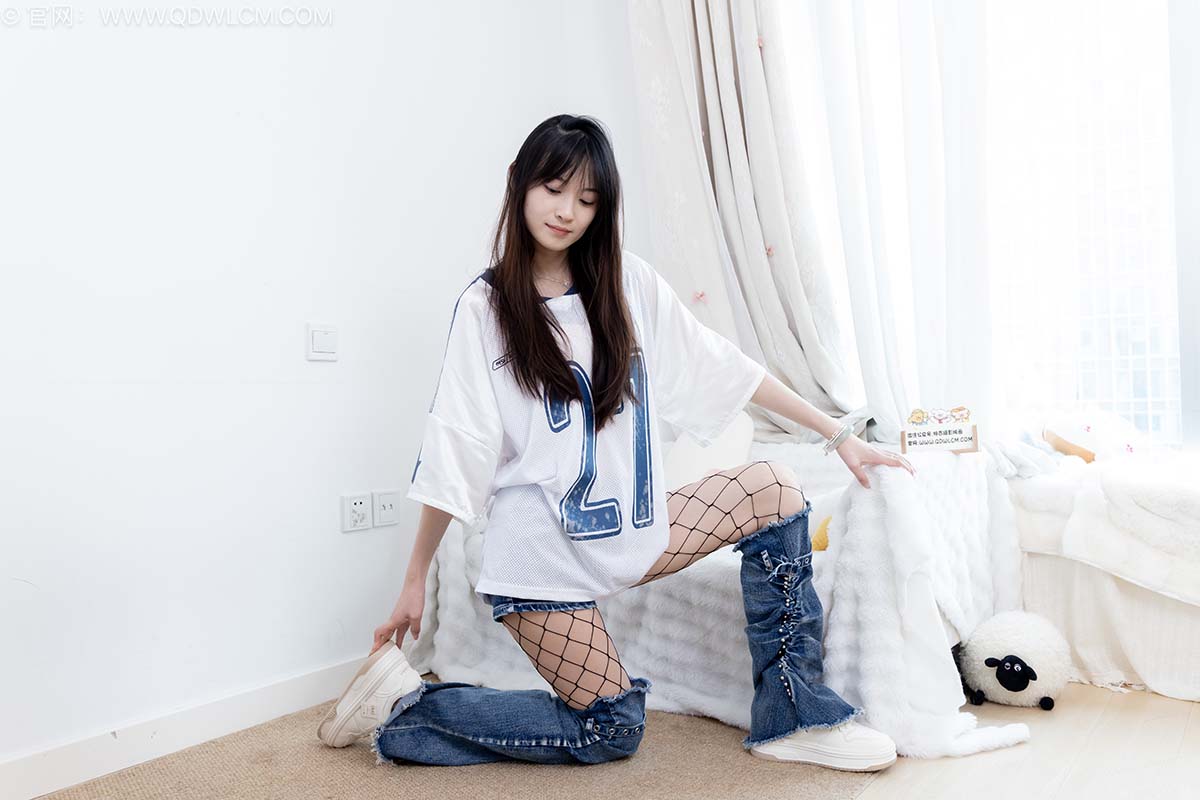 物恋传媒 NO.2694 山奈-板鞋、黑色网袜、分体牛仔裤 WLCM物恋传媒-第2张