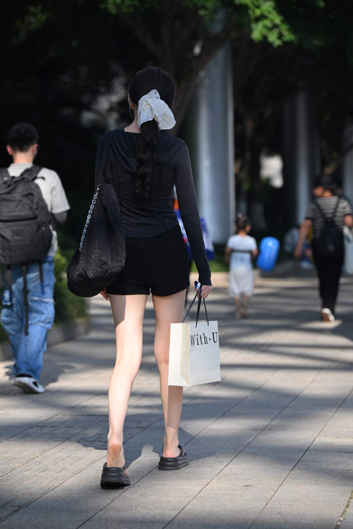 精选街拍作品 NO.5634 大白腿人字拖美女 街拍-第1张