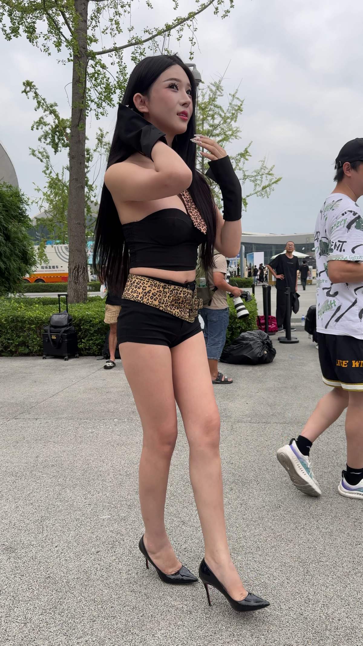 精选街拍作品 NO.5656 热裤长腿高跟美女 街拍-第1张