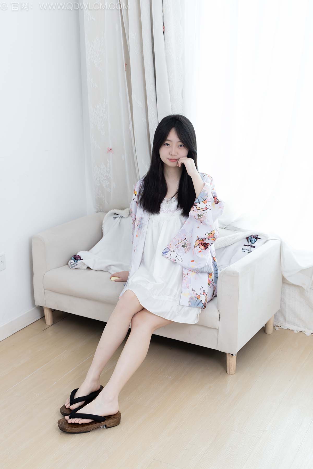 物恋传媒 NO.2715 萌萌-木屐、薄黑丝、纯白棉袜 WLCM物恋传媒-第1张