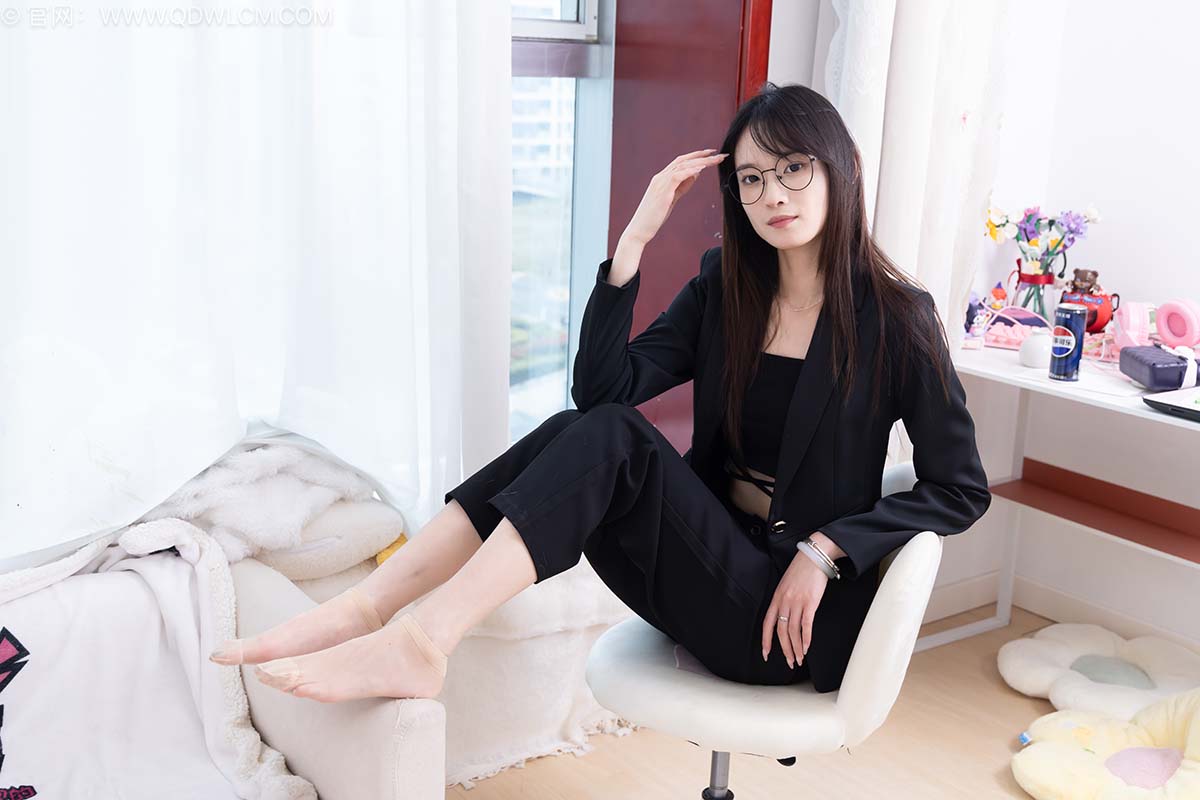 物恋传媒 NO.2716 山奈-高跟鞋、短肉丝、裸足、ol制服 WLCM物恋传媒-第1张