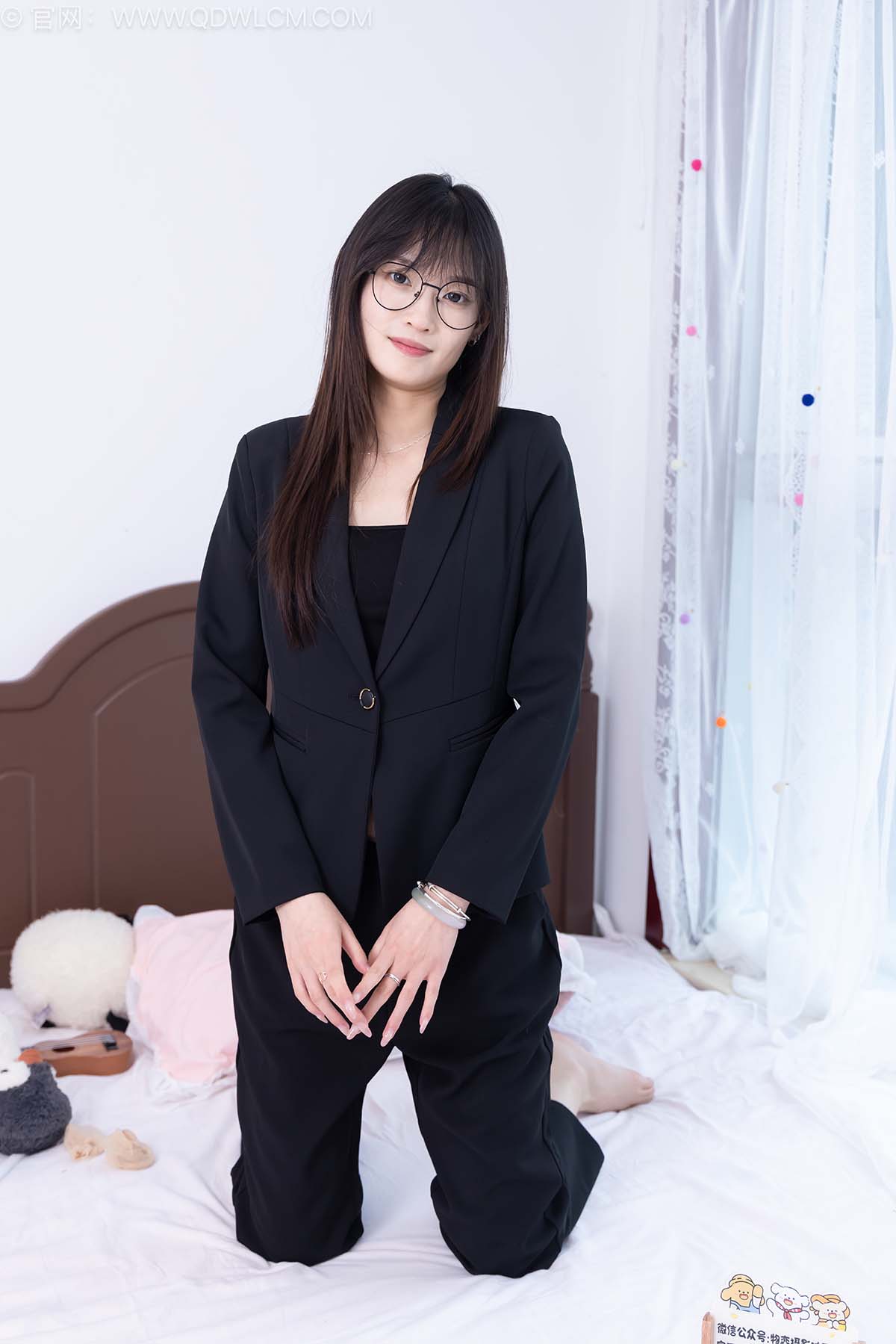 物恋传媒 NO.2716 山奈-高跟鞋、短肉丝、裸足、ol制服 WLCM物恋传媒-第2张